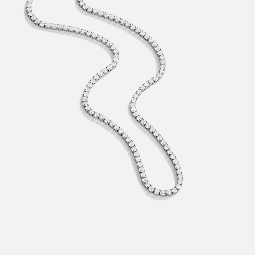 Daisy – Gold Necklace Featuring a Petite Medallion