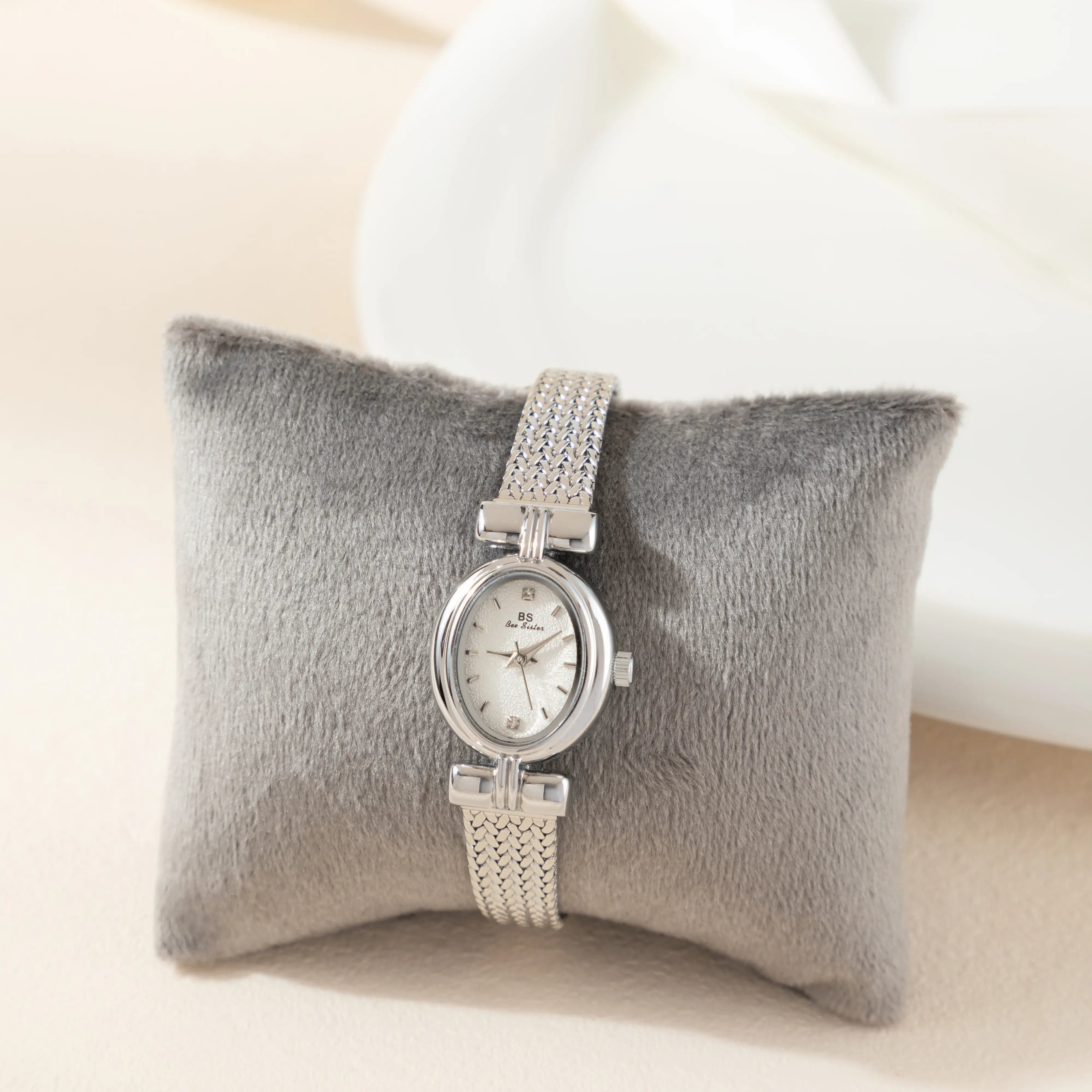 Iva® - Elegant Gold Watch with Woven Bracelet – view 9