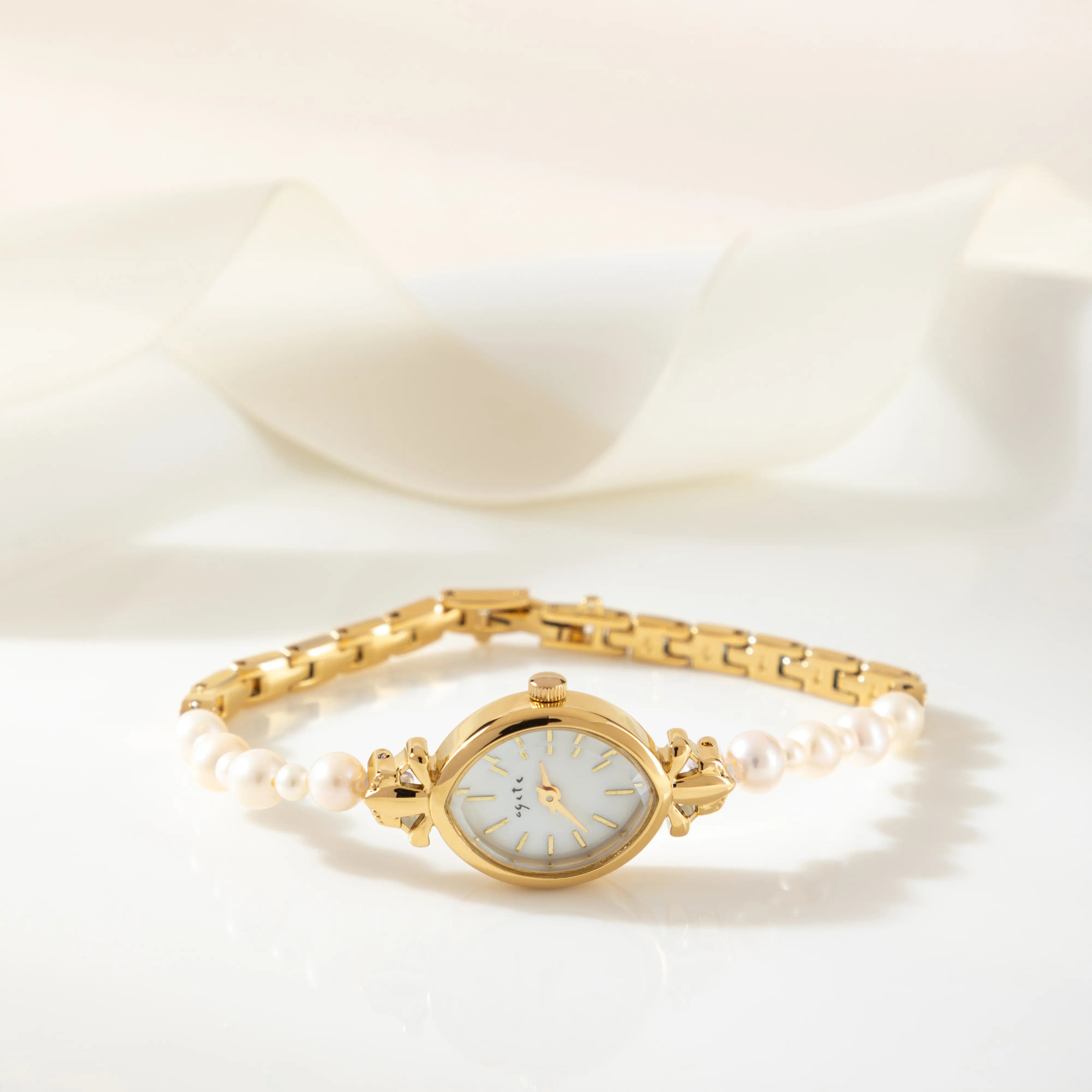 Ana® - Elegant Gold Watch Featuring a Pearl Bracelet – view 3