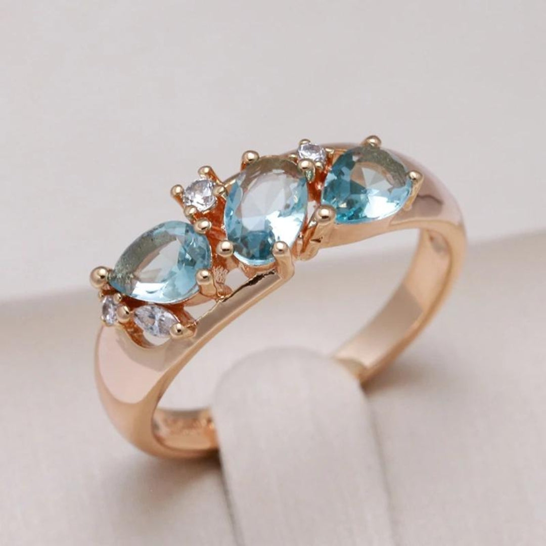 Chic Vintage Gold Zirconia Ring in Blue – view 2