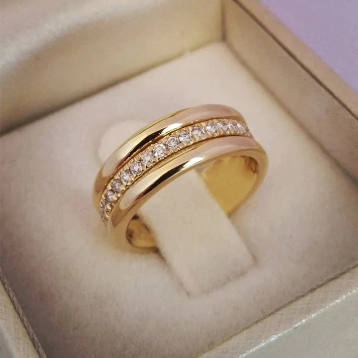 Sarah - Classic Vintage Ring Featuring Embedded Zirconia – view 2