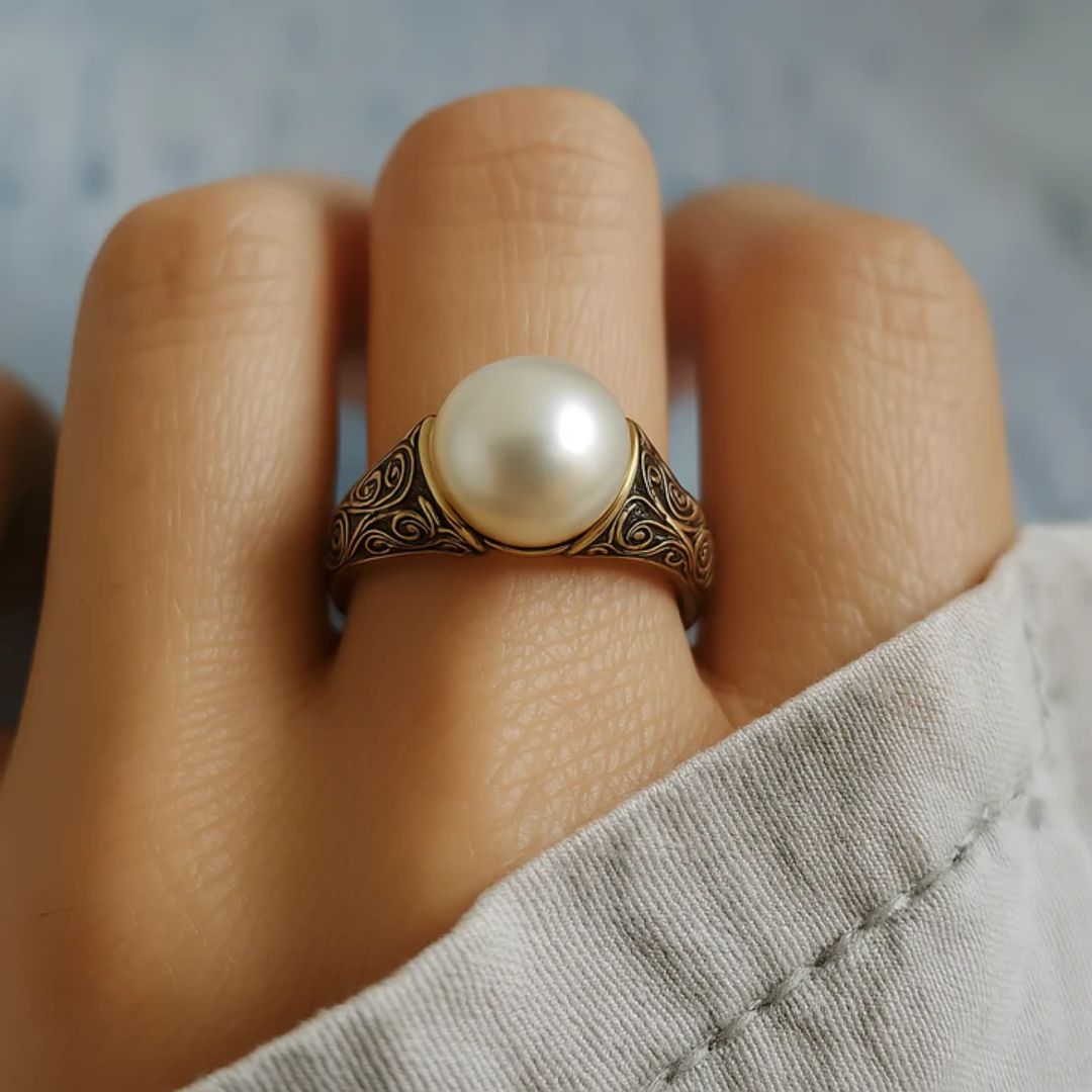 Classic Gold Ring Featuring a Pearl – view 2