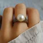 Classic Gold Ring Featuring a Pearl – view 2