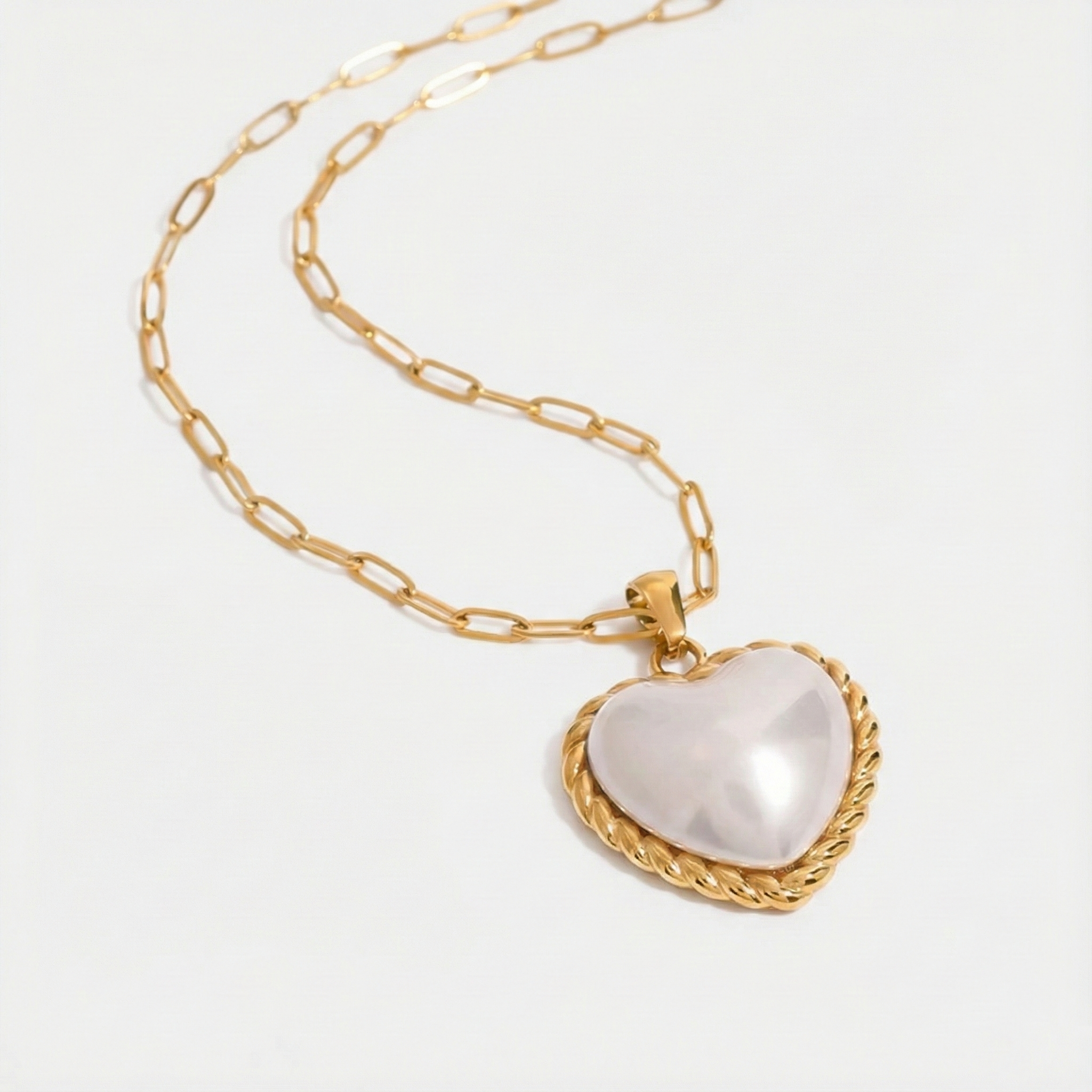 Victory – Elegant Gold Necklace with a Stunning Pendant
